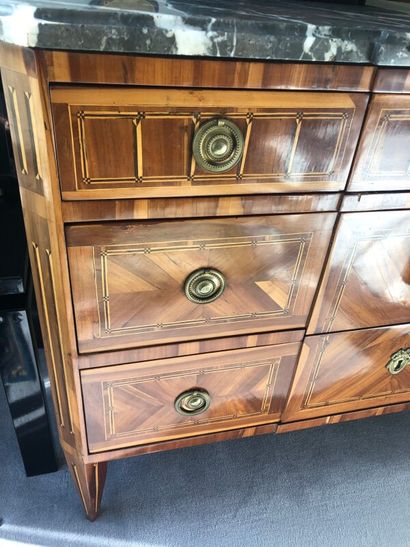 Commode en acajou et placage d'acajou.

Elle...
