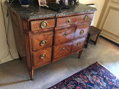 Petite commode en bois de placage marqueté...