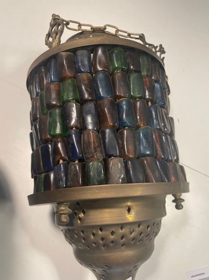 Paire de lanternes en tôle et verre polychrome

H...