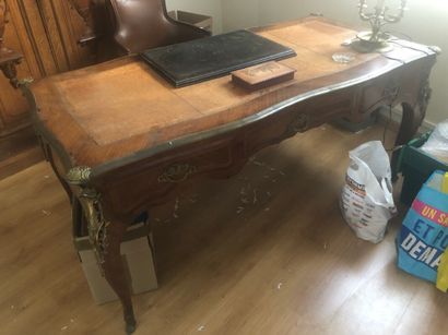 Bureau plat en bois de placage.

Garniture...