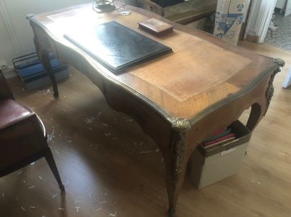 Bureau plat en bois de placage.

Garniture...