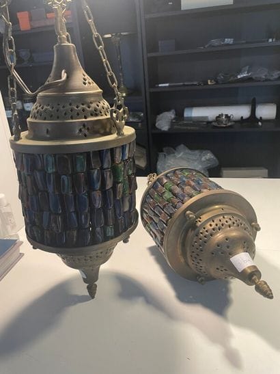 Paire de lanternes en tôle et verre polychrome

H...