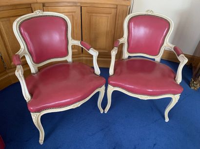 Paire de fauteuils cabriolets garnis de cuir...
