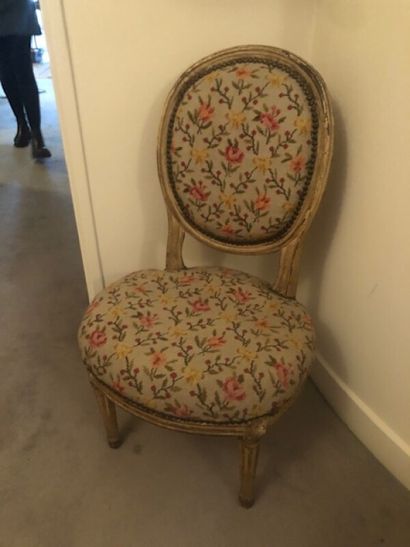 Chaise médaillon en bois peint crème.

Pieds...