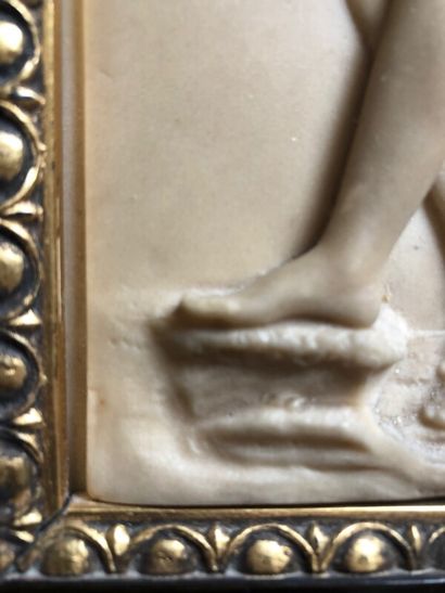 Bas relief en albâtre représentant un couple...