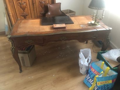 Bureau plat en bois de placage.

Garniture...