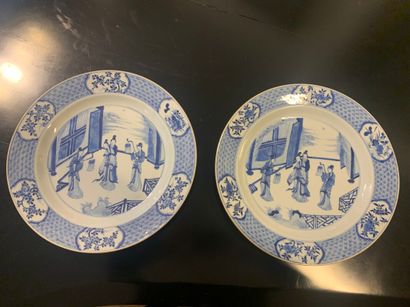 CHINE

Paire de grands plats en porcelaine...
