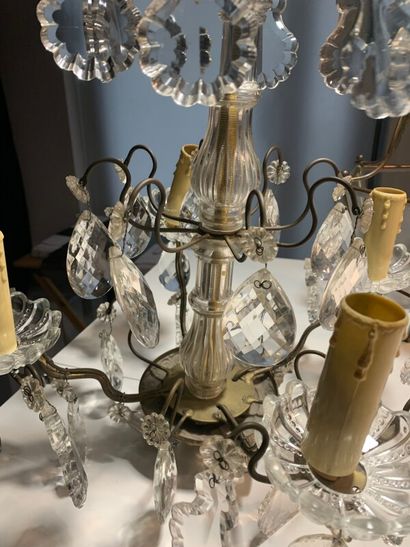 Un petit lustre en laiton à pendeloques....