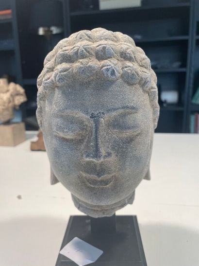 Tête Bouddha en pierre de style Khmer

H...