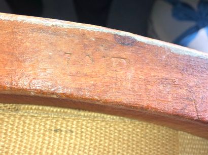 Bergère en bois peint crème .

Epoque Louis...