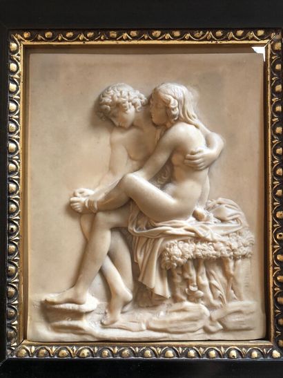 Bas relief en albâtre représentant un couple...