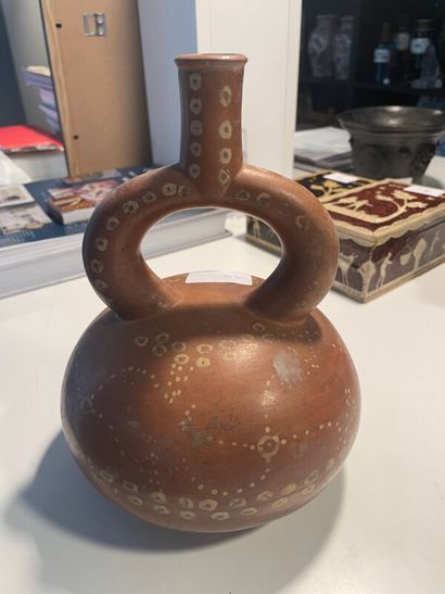 Vase rituel en terre cuite à décor géométrique...