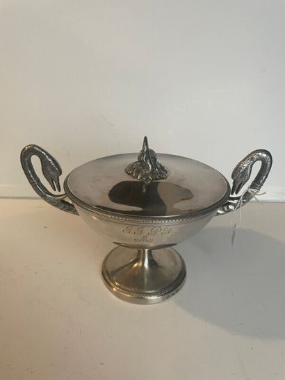 Coupe en argent couverte à deux anses col...