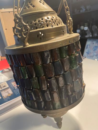 Paire de lanternes en tôle et verre polychrome

H...