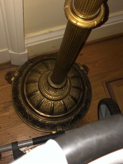 Lampadaire en cuivre ou laiton doré à pétrole.

H....