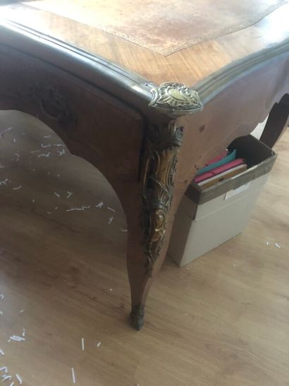 Bureau plat en bois de placage.

Garniture...
