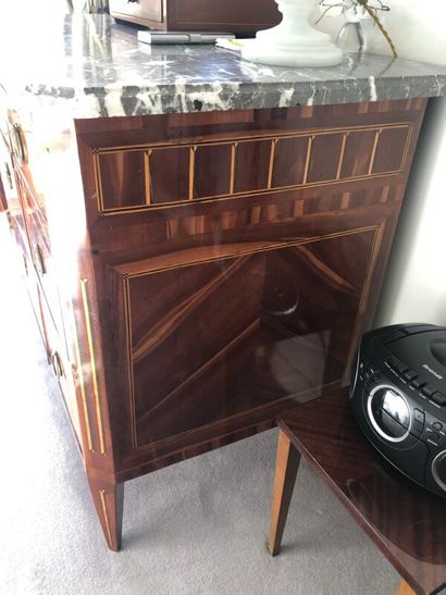 Commode en acajou et placage d'acajou.

Elle...