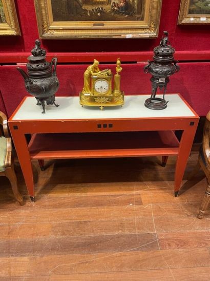 Console en bois laqué rouge, pieds en gaine...