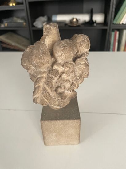 Petit bouquet en pierre.

H (sans socle)...