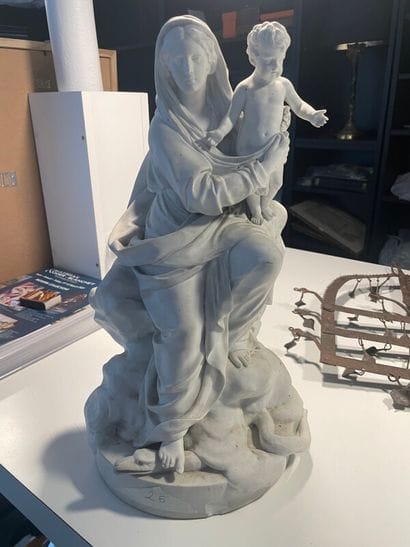 Statuette représentrant une Vierge à l'enfant...