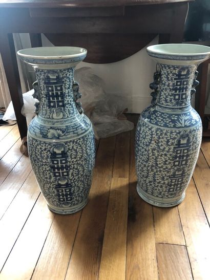 Paire de grands vases asiatiques en porcelaine...