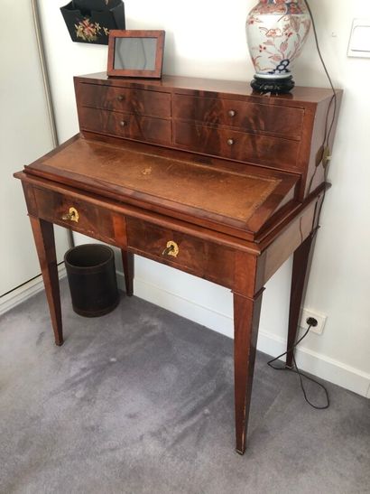 Petit bureau de pente à gradin à système...