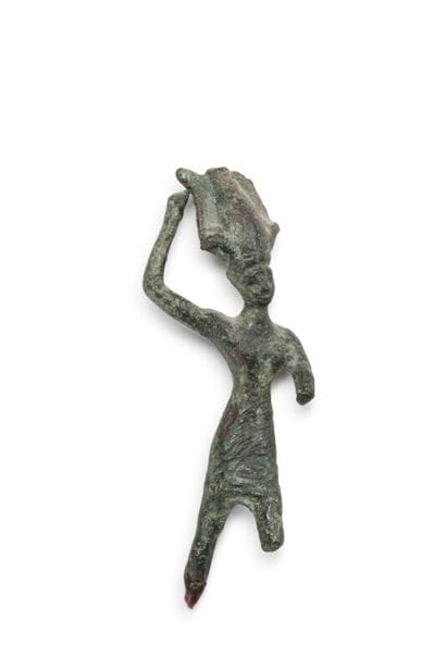 Statuette représentant un personnage vêtu...