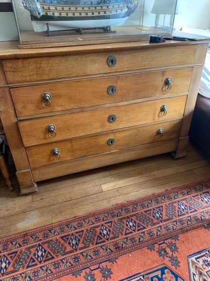 Commode en merisier ouvrant à 4 tiroirs.

H...