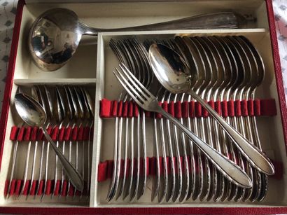 Dans un coffret : partie de ménagère en métal...