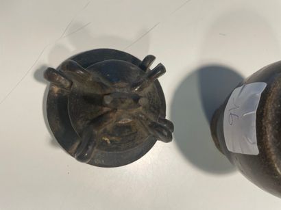 Petit pot, le couvercle à prises multiples.

Chine...