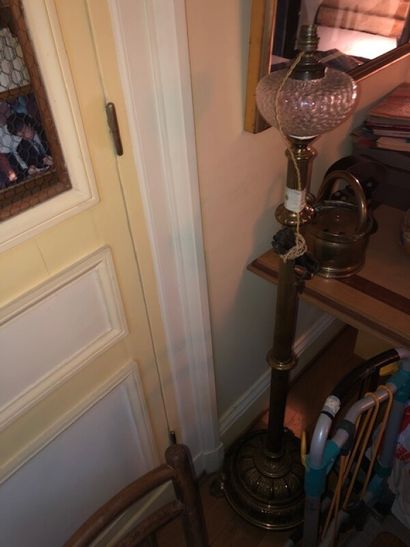 Lampadaire en cuivre ou laiton doré à pétrole.

H....