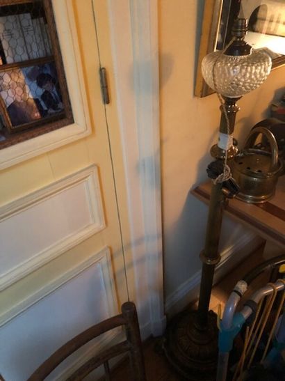 Lampadaire en cuivre ou laiton doré à pétrole.

H....