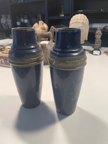 Deux vases en tole peinte bleue, bague ciselé.

De...