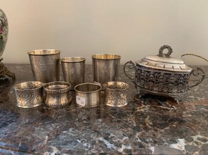 Lot en argent comprenant: trois timbales...