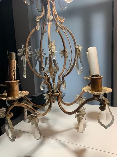 Un lustre en bronze doré et pendeloques à...