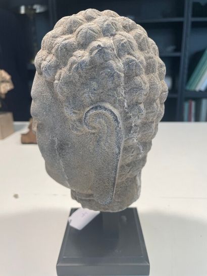 Tête Bouddha en pierre de style Khmer

H...