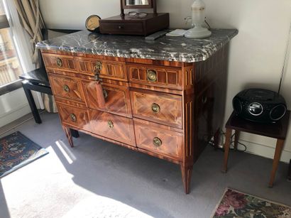 Commode en acajou et placage d'acajou.

Elle...