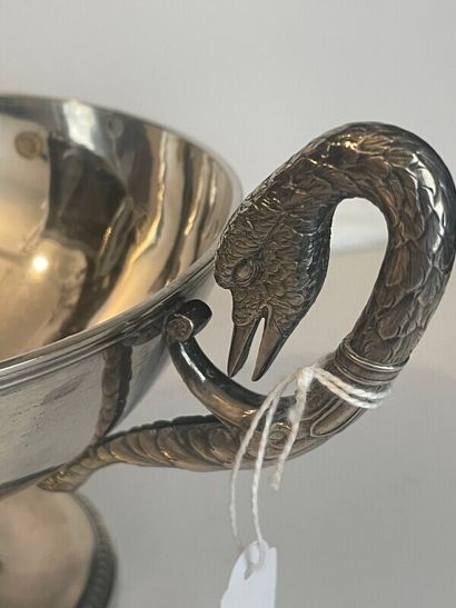 Coupe en argent couverte à deux anses col...