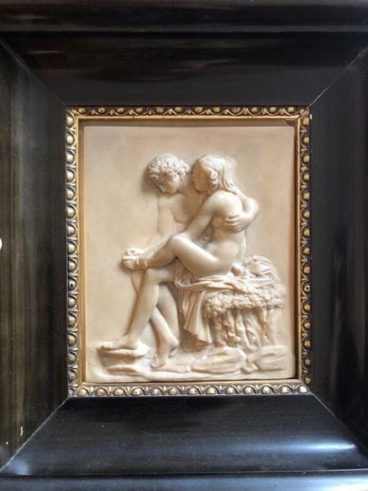 Bas relief en albâtre représentant un couple...
