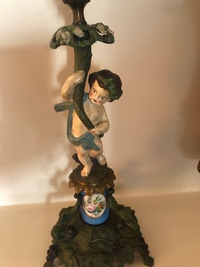 Paire de bougeoirs à décor décor de putti...