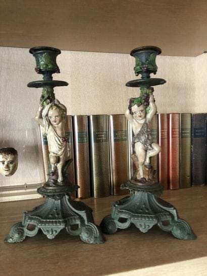 Paire de bougeoirs à décor de putti drapés...