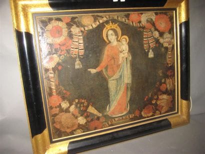 Vierge à l'enfant dans un décor de drapé...