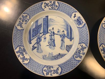 CHINE

Paire de grands plats en porcelaine...