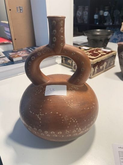 Vase rituel en terre cuite à décor géométrique...