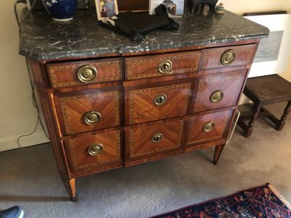 Petite commode en bois de placage marqueté...