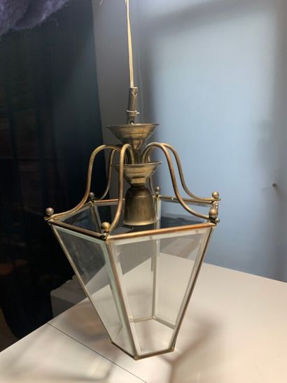 Un petit lustre en laiton à pendeloques....