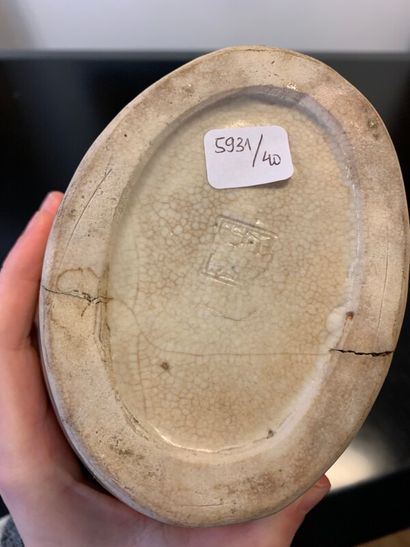 CHINE 

Vase oblong en grès émaillé. Une...