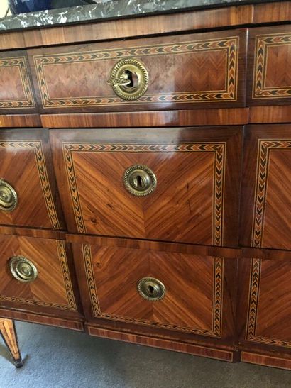 Petite commode en bois de placage marqueté...