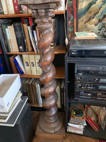 Paire de selettes en chêne.

H. 112 cm

Usure...