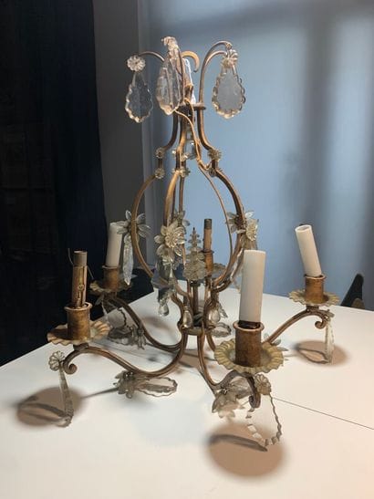 Un lustre en bronze doré et pendeloques à...